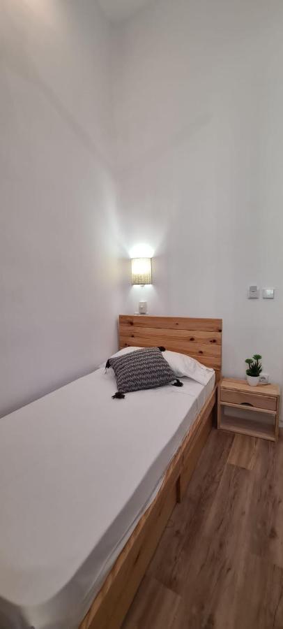 Hostal Andrea Sol Madrid Esterno foto